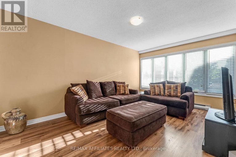 28882637/2101-eric-crescent/pineview/ottawa/ontario/K1B4P5_7