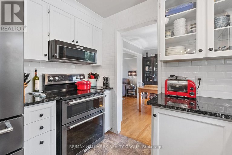 28610076/1352-baden-avenue/emerald-woodssawmill-creek/ottawa/ontario/K1T1V7_11
