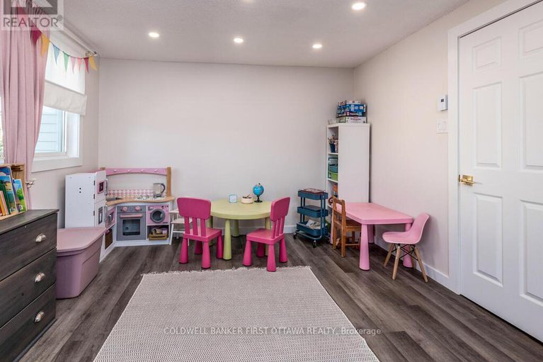 28873248/5c-woodvale-green/craig-henrywoodvale/ottawa/ontario/K2G4G9_19