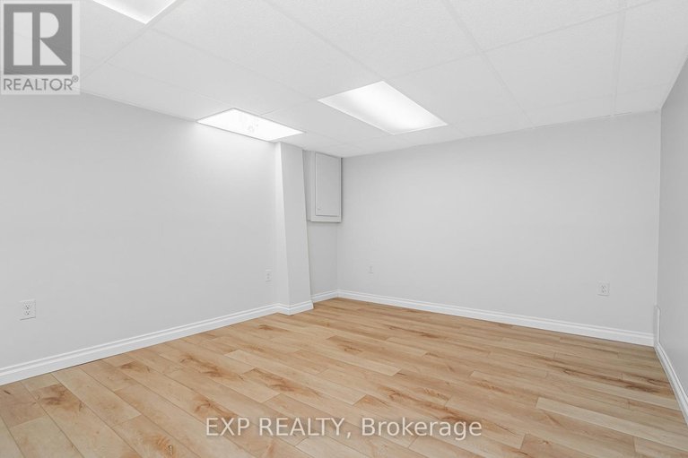 28998058/6084a-vineyard-drive/convent-glen/ottawa/ontario/K1C2M5_36