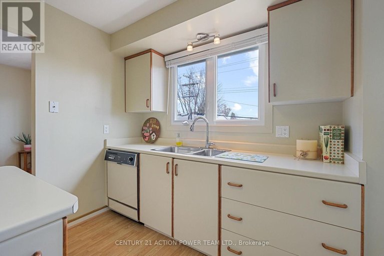 29647357/1535-st-georges-street/bilberry-creekqueenswood-heights/ottawa/ontario/K1E1R1_17