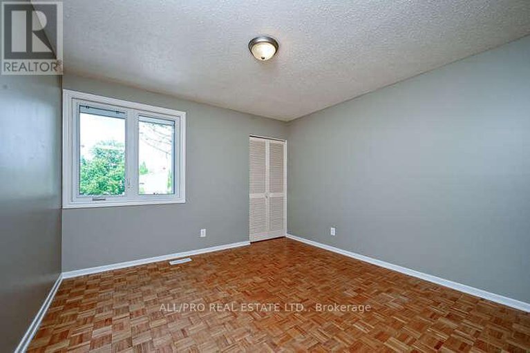 29261422/56-jackson-court/beaverbrook/ottawa/ontario/K2K1B7_21