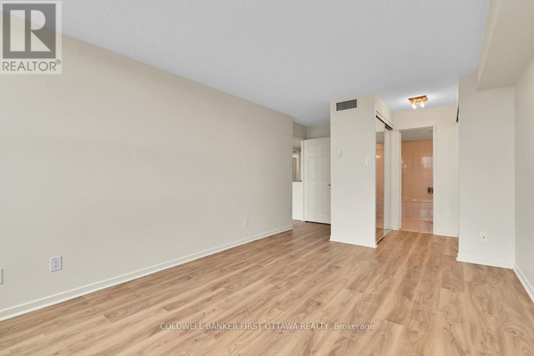 28180753/1601-1510-riverside-drive/riverview-park/ottawa/ontario/K1G4X5_21