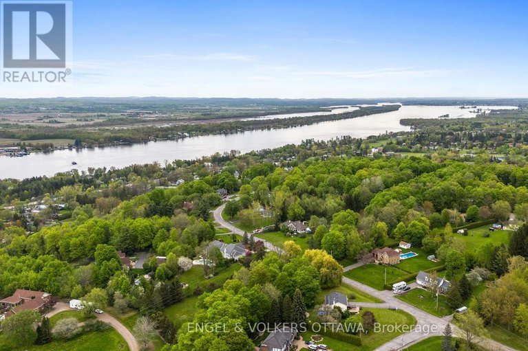 28604093/935-fieldown-street/cumberland-ridge/ottawa/ontario/K4C1B9_44