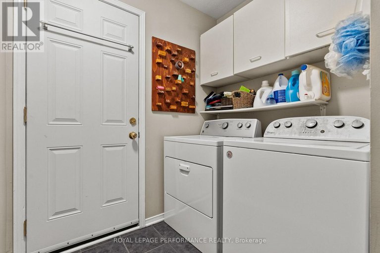 29329137/690-princess-louise-drive/fallingbrookridgemount/ottawa/ontario/K4A2C1_19