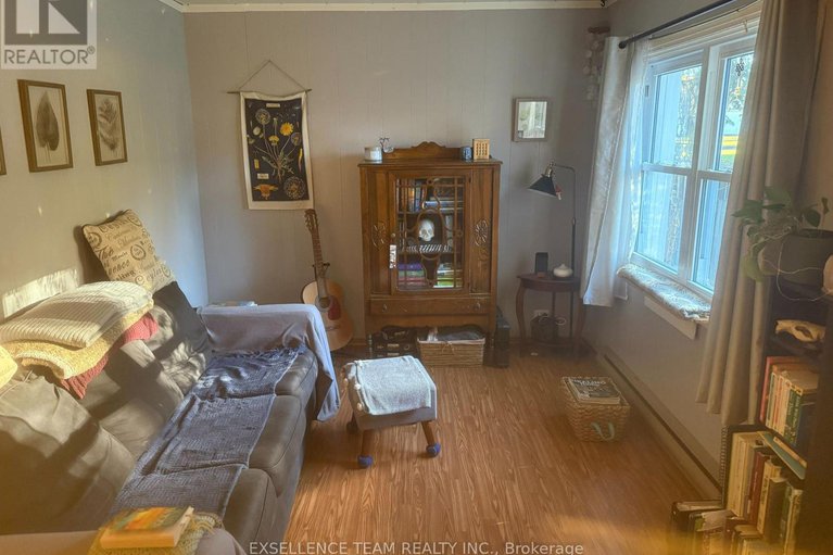 29067232/7-mechanic-street-e/maxville/north-glengarry/ontario/K0C1T0_9