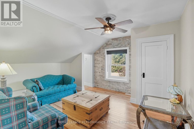 29482695/8-john-street/lorignal/champlain/ontario/K0B1K0_32