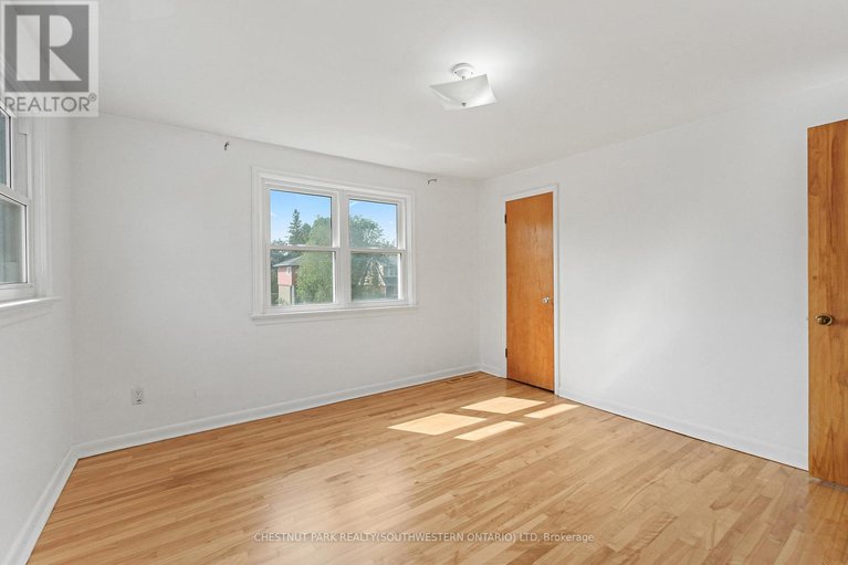 29207930/809-smyth-road-n/elmvale-acres/ottawa/ontario/K1G1P2_16