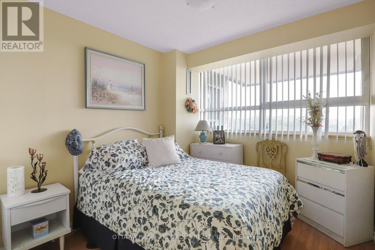 28628193/913-555-brittany-drive/viscount-alexander-park/ottawa/ontario/K1K4C5_14