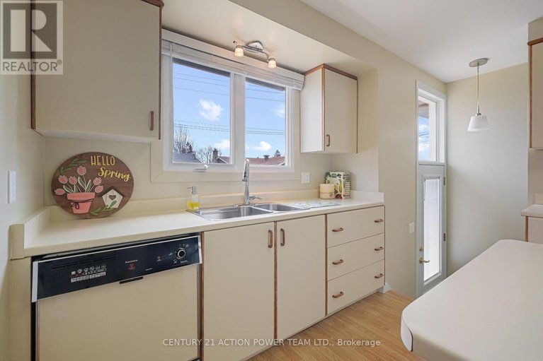 29647357/1535-st-georges-street/bilberry-creekqueenswood-heights/ottawa/ontario/K1E1R1_18