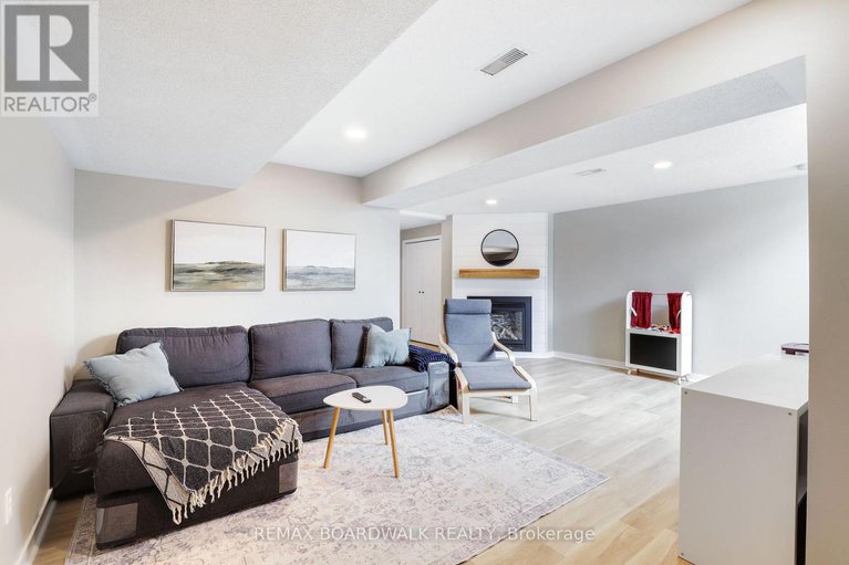 29374178/2094-sunland-drive/fallingbrookgardenway-south/ottawa/ontario/K4A3L1_29