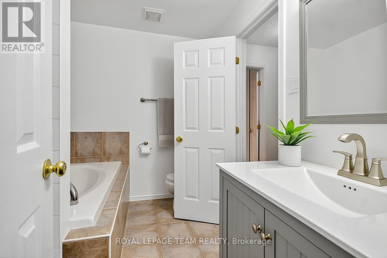 29079395/114-wharhol-private/westcliffe-estates/ottawa/ontario/K2H1G6_20