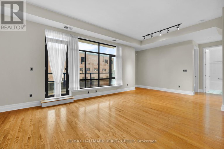28579122/ph5-330-loretta-avenue-s/west-centre-town/ottawa/ontario/K1S4E8_9