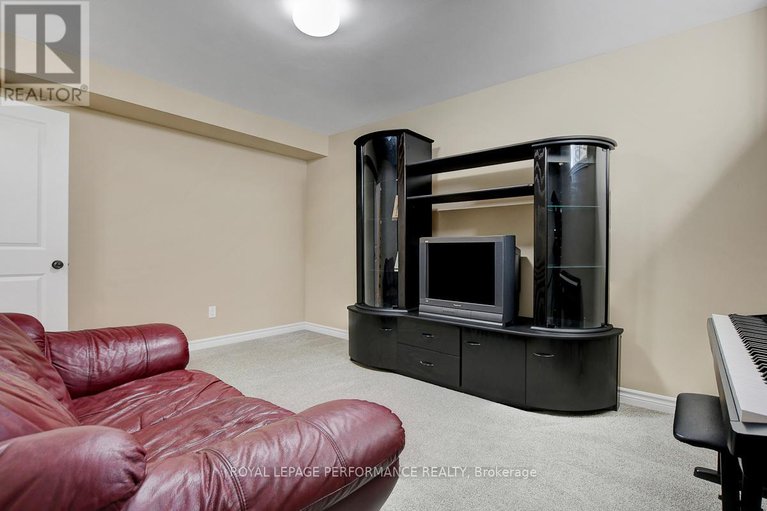 29445829/318-iona-street/westborohampton-park/ottawa/ontario/K1Z7B9_45