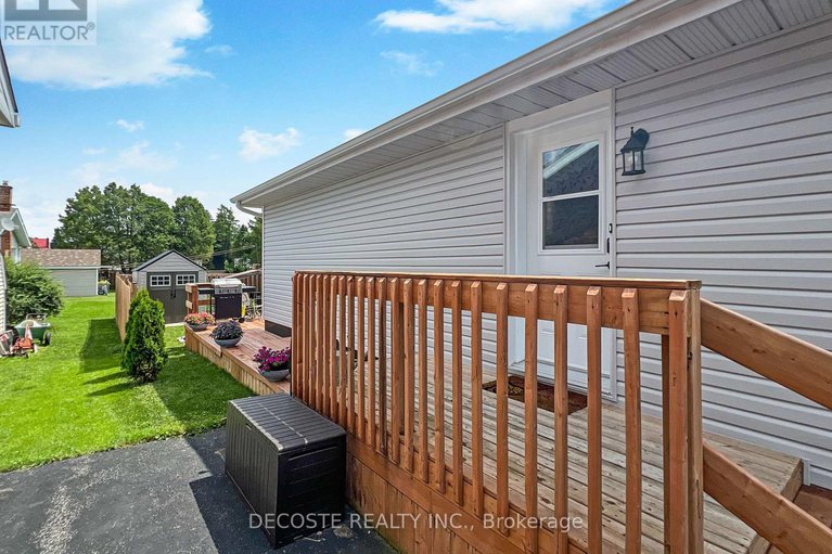 28568496/273-main-street-s/alexandria/north-glengarry/ontario/K0C1A0_5
