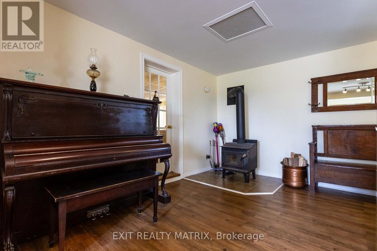 28874939/1467-wade-road/russell-twp/russell/ontario/K4R1E5_6