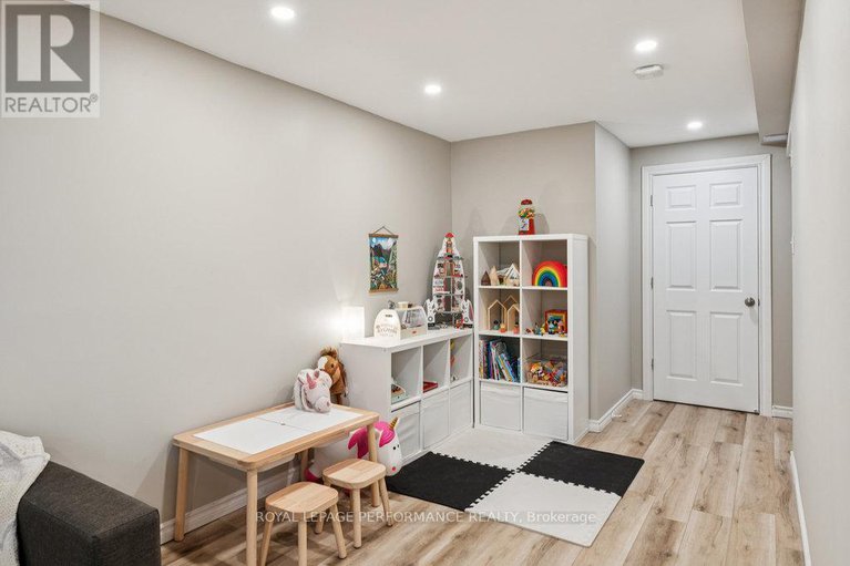 28591914/1869-hennessy-crescent/fallingbrookgardenway-south/ottawa/ontario/K4A3X8_37