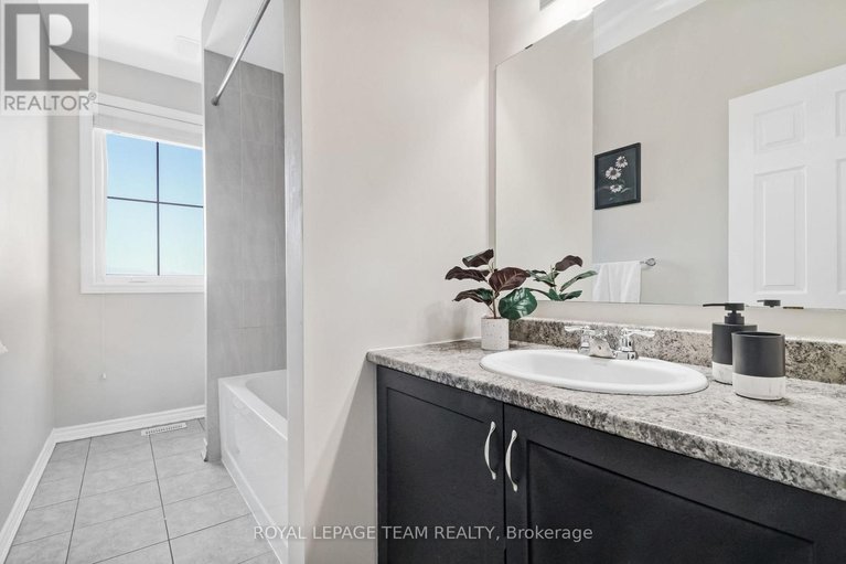 29516252/335-rue-des-soldats-riendeau-street/half-moon-bay/ottawa/ontario/K2J6H4_24