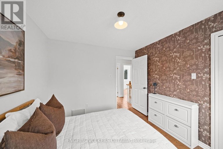 29593963/129-corvinelli-crescent/village-of-russell/russell/ontario/K4R1G4_29