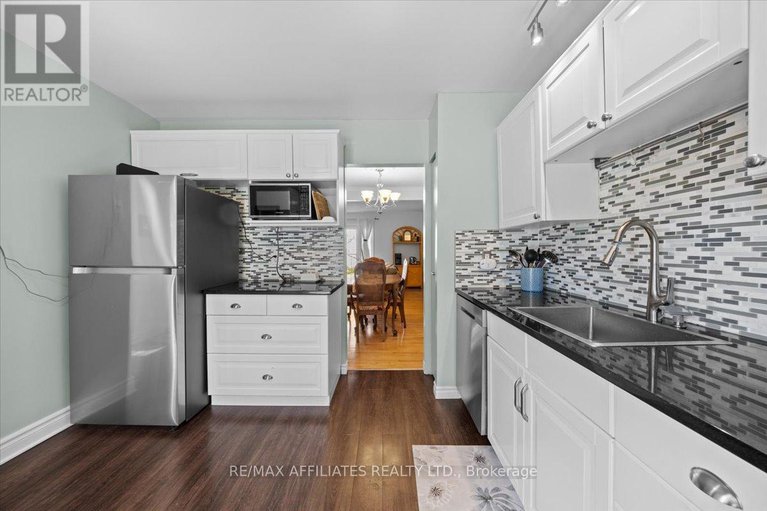 28649906/2530-autumn-hill-crescent/blackburn-hamlet-south/ottawa/ontario/K1B4M7_8