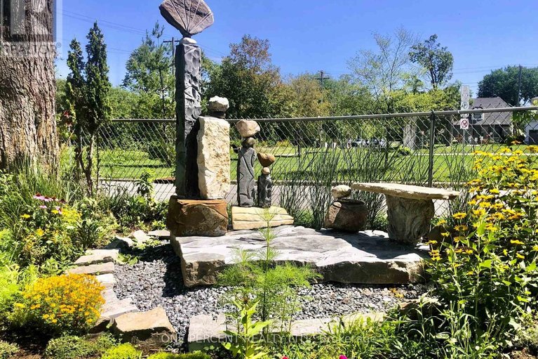 29455179/60-pontiac-street/ottawa-westtunneys-pasture/ottawa/ontario/K1Y2K1_29