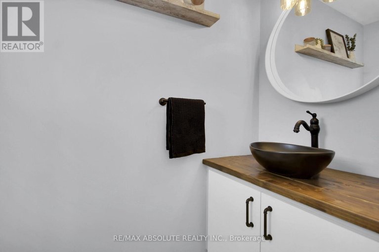 29532776/294-turnstone-court/chatelaine-village/ottawa/ontario/K1E2V2_6