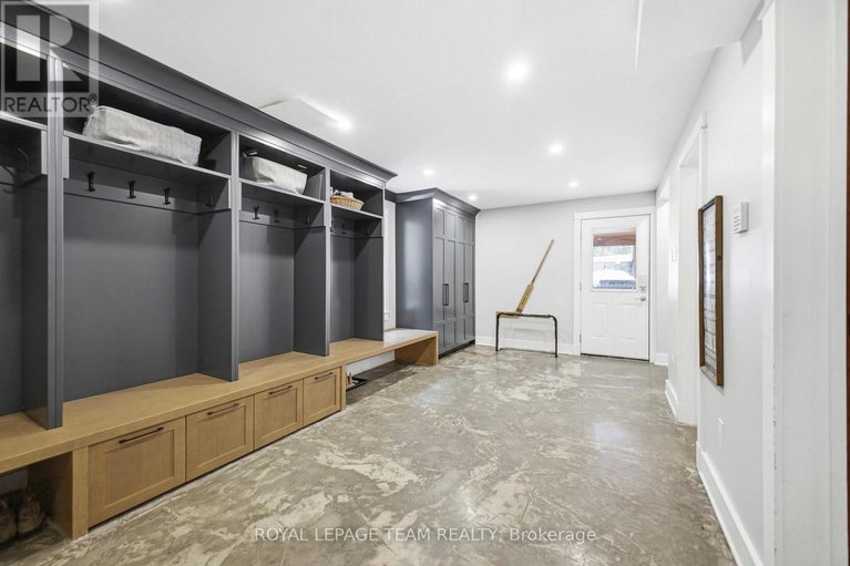 29616442/483-golden-avenue/mckellarhighland/ottawa/ontario/K2A2E4_29