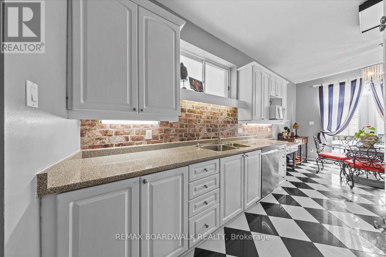 29377343/32-waverley-street/ottawa-centregolden-triangle/ottawa/ontario/K2P0T9_16