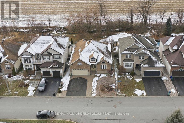 29215744/188-whispering-winds-way/mer-bleuebradley-estatesanderson-park/ottawa/ontario/K1W0B5_20