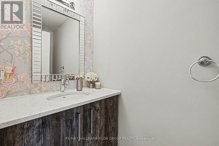 29525862/266-shinleaf-crescent/mer-bleuebradley-estatesanderson-park/ottawa/ontario/K1W0J2_12