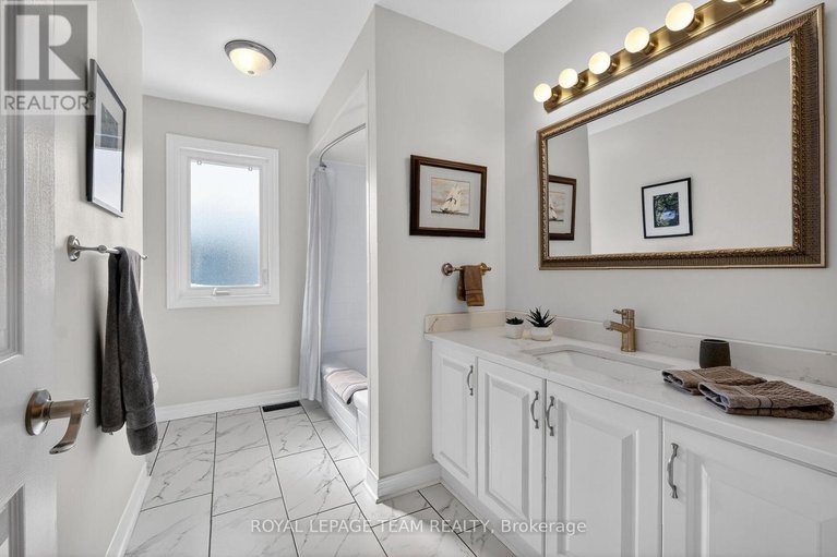 29494254/11-speers-crescent/bridlewood/ottawa/ontario/K2M1W1_34