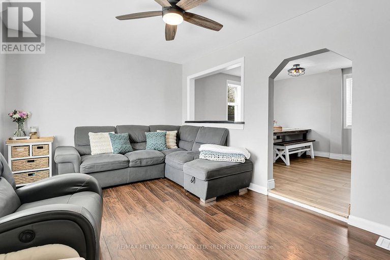28293048/228-arnprior-avenue/renfrew/renfrew/ontario/K7V3A1_11