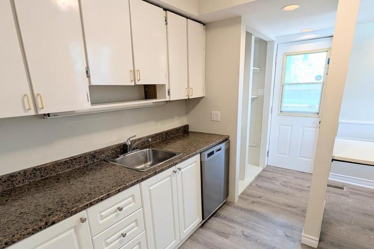 28488845/8-robinson-avenue/sandy-hill/ottawa/ontario/K1N8N9_5