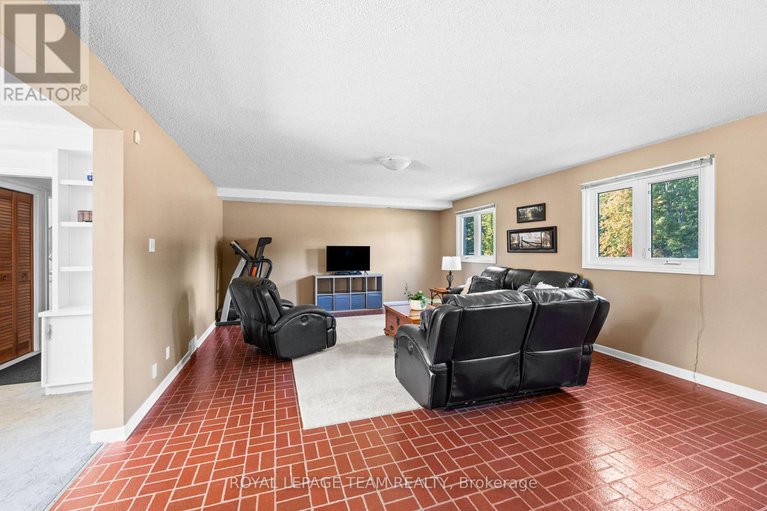 28889906/1640-century-road-e/manotick-south-to-roger-stevens/ottawa/ontario/K0A2E0_22