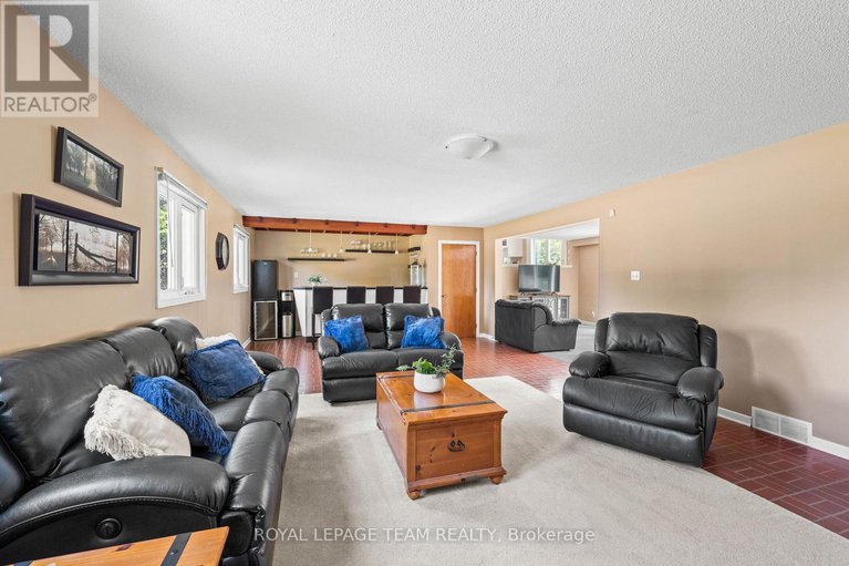 28889906/1640-century-road-e/manotick-south-to-roger-stevens/ottawa/ontario/K0A2E0_23