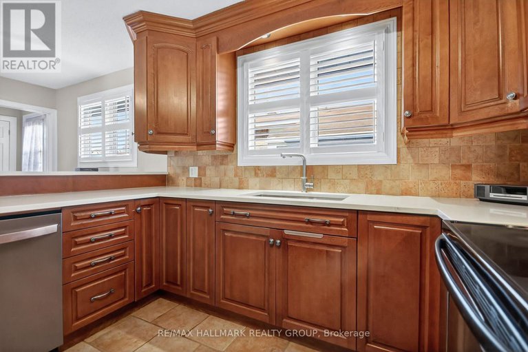 29053802/838-balsam-drive/chatelaine-village/ottawa/ontario/K1E1B7_13