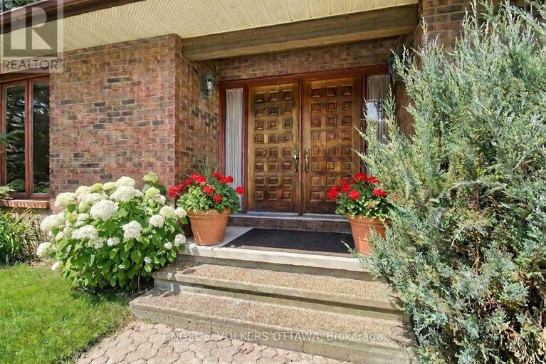 29262482/5361-hilltop-drive/manotick-long-island-nicholls-island/ottawa/ontario/K4M1G4_5