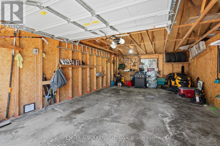 28232001/8-pineglen-crescent/pineglencountry-place/ottawa/ontario/K2E6X7_40
