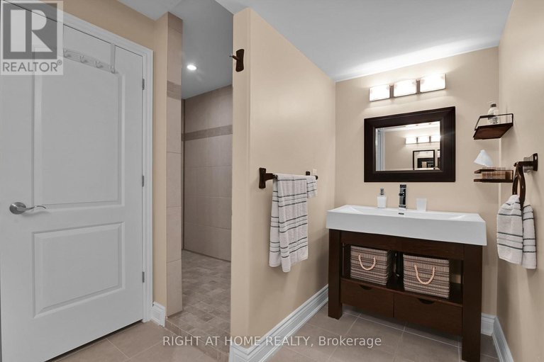 29635424/131-issam-private/ellwood/ottawa/ontario/K1T4B6_34