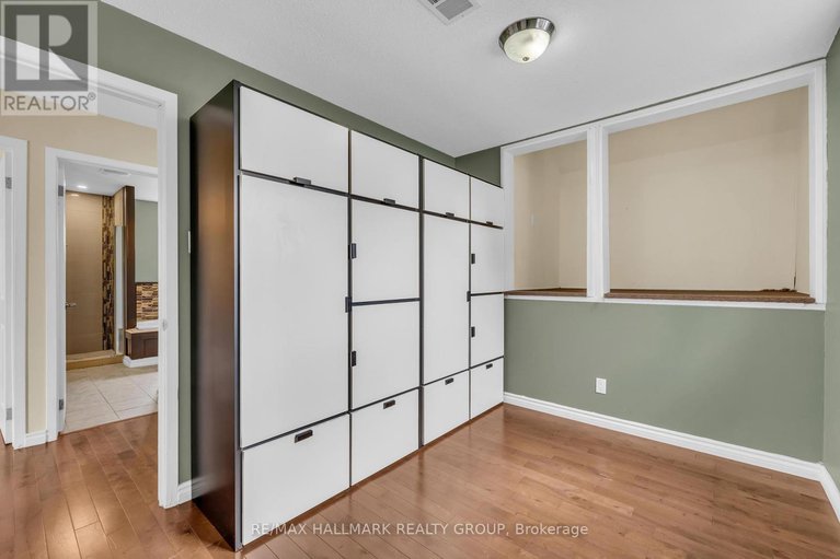 28280542/8-scharf-lane/glencairnhazeldean/ottawa/ontario/K2L2K2_28