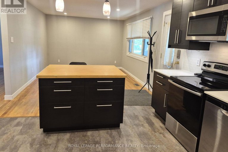 29035892/2529-roman-avenue/queensway-terrace-north/ottawa/ontario/K2B7X8_8