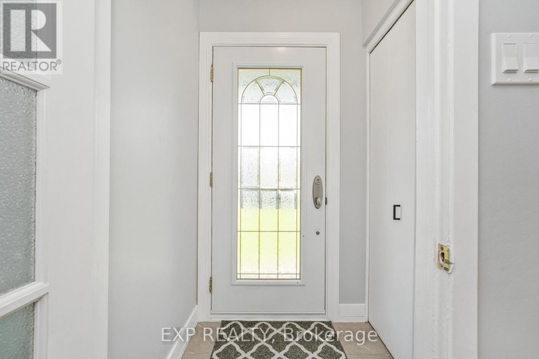 28303908/322-galloway-drive/bilberry-creekqueenswood-heights/ottawa/ontario/K1E1W3_2