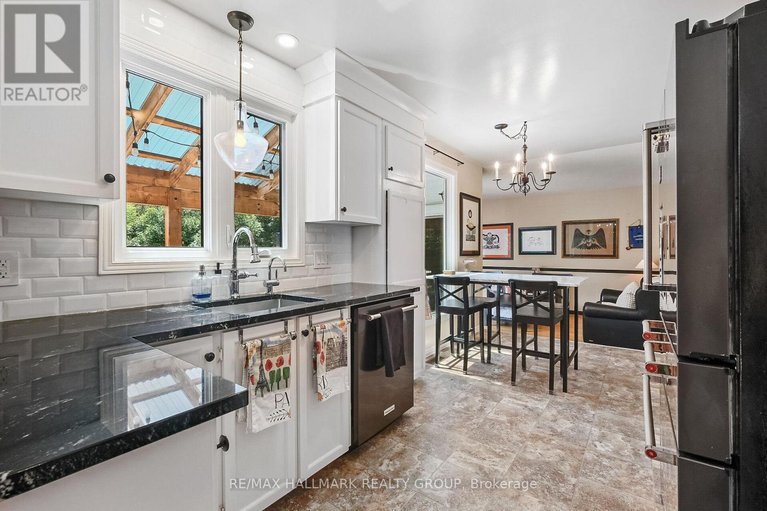 28610076/1352-baden-avenue/emerald-woodssawmill-creek/ottawa/ontario/K1T1V7_9