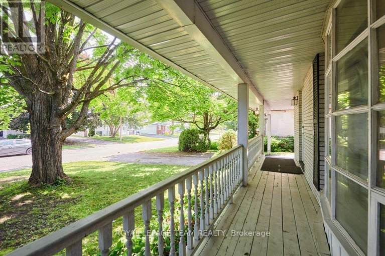 28515149/16-keewatin-crescent/borden-farmstewart-farmcarleton-heightsparkwood-hills/ottawa/ontario/K2E6Z1_5