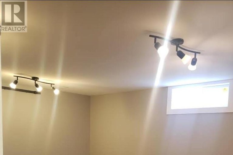 29084025/726-cummings-avenue/castle-heightsrideau-high/ottawa/ontario/K1K2L1_26