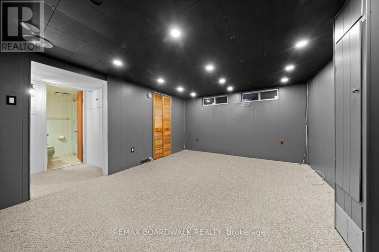 29391601/1446-woodward-avenue/carlington/ottawa/ontario/K1Z7W3_35