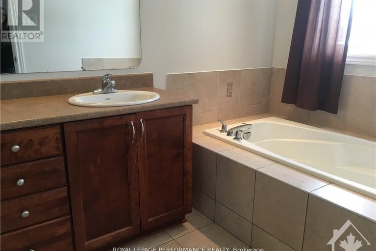 28476744/8164-jeanne-darc-boulevard-n/chatelaine-village/ottawa/ontario/K1E2H5_4