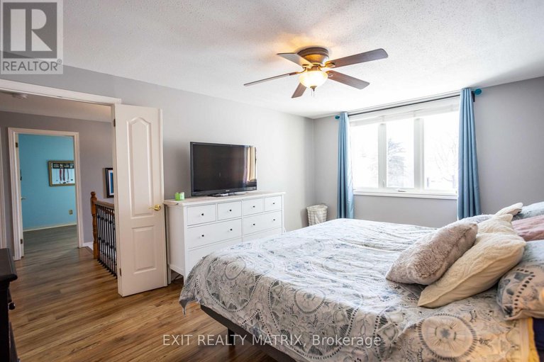 29422357/1879-rosewind-court/chapel-hill/ottawa/ontario/K1C7E3_25