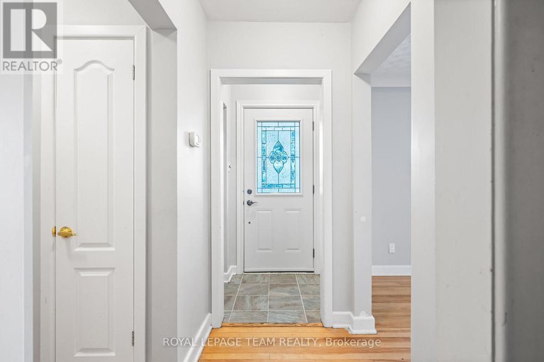 28819611/31-savuto-way-street/meadowlandscrestview/ottawa/ontario/K2G2S9_5