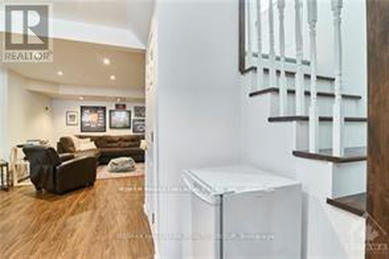 29244921/841-balsam-drive/chatelaine-village/ottawa/ontario/K1E1B8_17